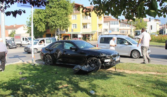 Kocaeli Kartepe ilçesinde kaza! Lüks otomobil ile hafif ticari araç çarpıştı: 3 yaralı