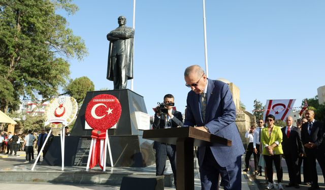 Cumhurbaşkanı Erdoğan, KKTC'deki Atatürk Anıtı'na çelenk bıraktı