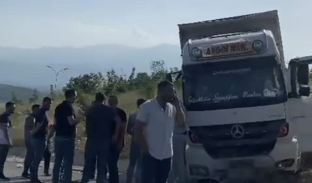 Bursa İnegöl ilçesinde freni patlayan kamyon yoldan çıktı: 1 yaralı