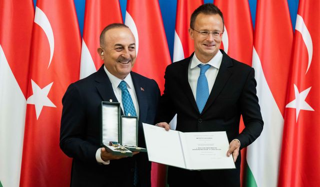 Eski Dışişleri Bakanı Mevlüt Çavuşoğlu’na Macaristan’dan ‘Liyakat Nişanı’ madalyası