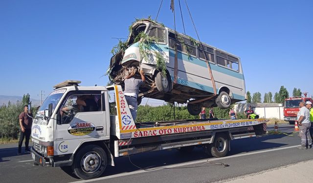 Afyonkarahisar'da kaza! Tarım işçilerini taşıyan minibüs şarampole yuvarlandı: 7 ölü, 14 yaralı