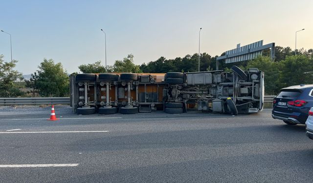 Çekmeköy Kuzey Marmara Otoyolu'nda kamyon devrildi: 1 yaralı