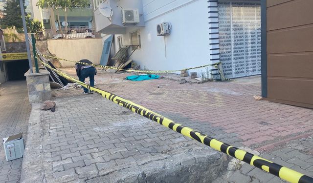 Kahramanmaraş Onikişubat ilçesinde 4 katlı binanın çatısından düşen 5 yaşındaki çocuk öldü