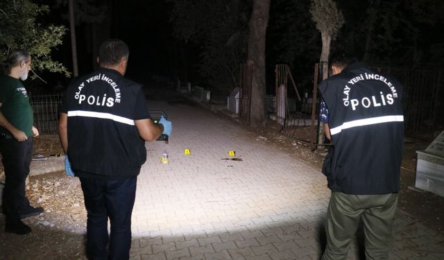 Adana Yüreğir ilçesinde bir genç mezarlıkta başından vurulmuş halde bulundu