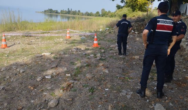 Bursa'da bir çocuk gölün içinde patlamamış el bombası buldu