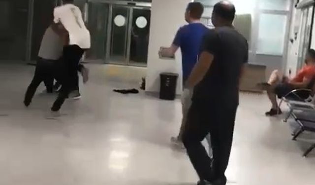 Bursa'da hastanede yumruklar havada uçuştu