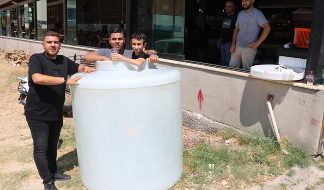 Adana'da fırıncılar 2 tonluk buzlu varilde serinledi