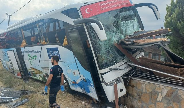 Bursa’dan Çanakkale’ye geziye giden tur otobüsü kaza yaptı: 1 ölü, 8 yaralı