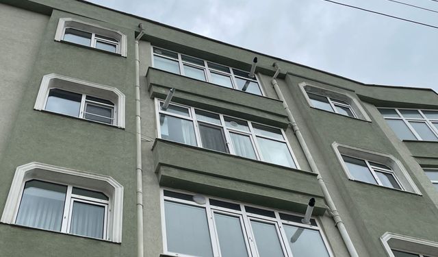 Edirne Keşan ilçesinde pencere sinekliğine yaslanan çocuk 3’üncü kattan düştü