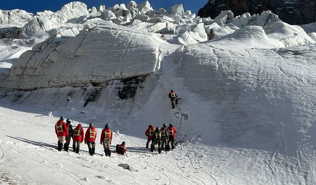 Kırgızistan - Çin arasındaki Pobeda Dağı’na tırmanan 4 dağcı kayboldu