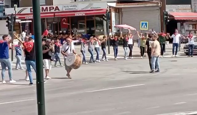 Bursa'da asker eğlencesinde trafiği kesip halay çektiler