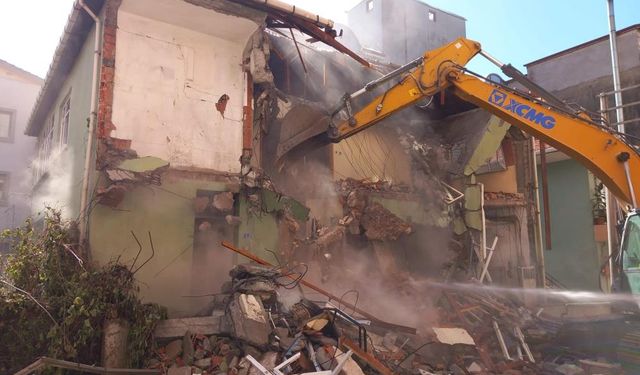 Kocaeli Körfez'de 1999 depreminden kalan son bina yıkıldı