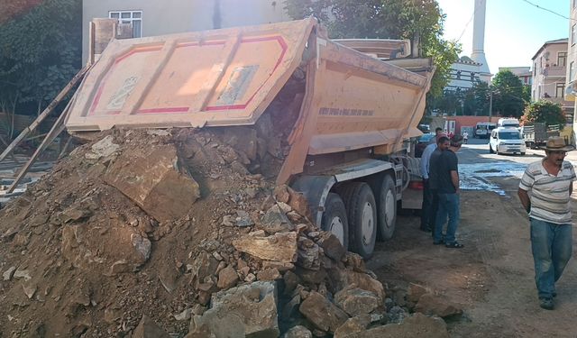 Kocaeli Gebze ilçesinde geri manevra yapan hafriyat kamyonu baba ve çocuklarını ezdi