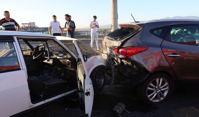 Manisa Turgutlu ilçesinde kazayı görüp duran otomobile başka araç çarptı: 9 yaralı