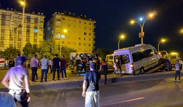 Diyarbakır - Şanlıurfa yolu üzerinde 4 araçlı zincirleme kaza! 2’si ağır 5 yaralı