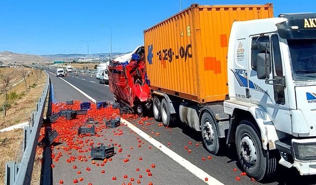 İzmir Aliağa ilçesinde kamyon tıra arkadan çarptı: 1 ölü