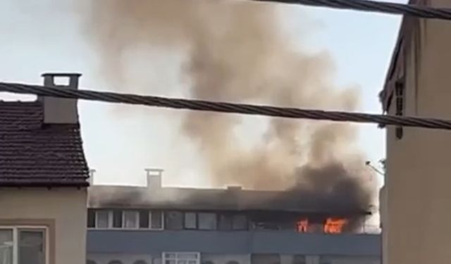 Bursa’da 5 katlı binanın çatısında yangın