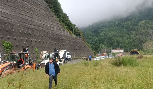 Bolu Dağı Tüneli çıkışında heyelan sonrası çalışmalar sürüyor