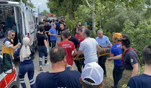 Bursa'da yağışlı hava kaza getirdi! Yolcu otobüsü yan yattı: 10 yaralı