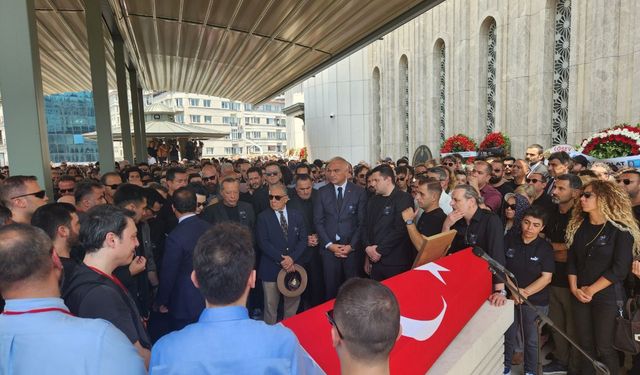 Usta sanatçı Özkan Uğur için İstanbul'da cenaze namazı kılındı