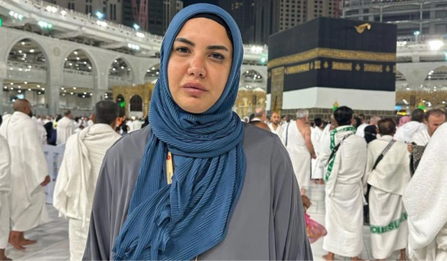 Mekke'ye giden gazeteci Fulya Öztürk tesettürlü fotoğrafını paylaştı