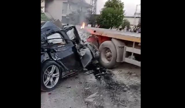 İzmir Torbalı ilçesinde otomobil tırın dorsesine ok gibi saplandı: 1 ölü