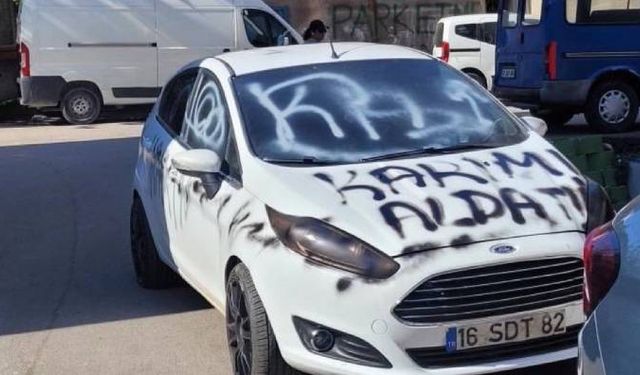Bursa'da bir kişi arabanın üstüne 'Karımı aldattım' yazdı