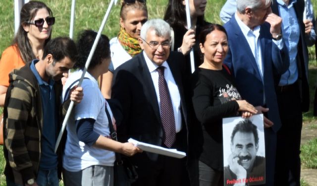 PKK’nın Avrupa'daki elebaşları Abdullah Öcalan gösterisinde ortaya çıktı