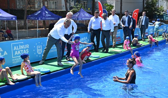Bursa'da okul bahçeleri yüzme eğitim merkezlerine dönüştü