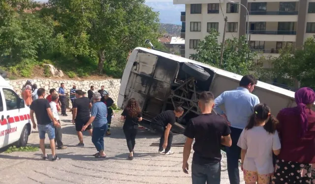 Karaman'da tur otobüsü bir evin bahçesine devrildi