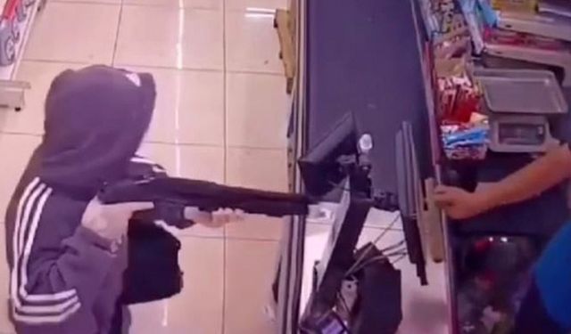 İzmir Bornova ilçesinde süpermarkette soygun! Yanlışlıkla arkadaşını vurdu