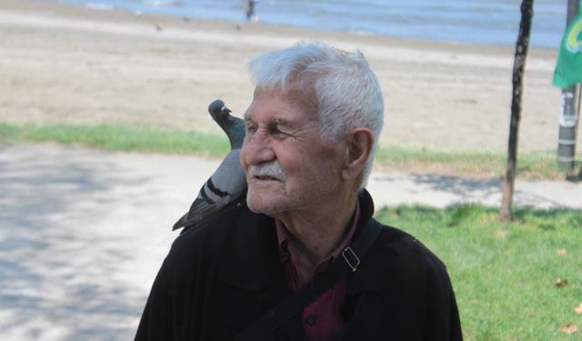 92 yaşındaki Reşat Çolak, ağzıyla günde 500 güvercin besliyor