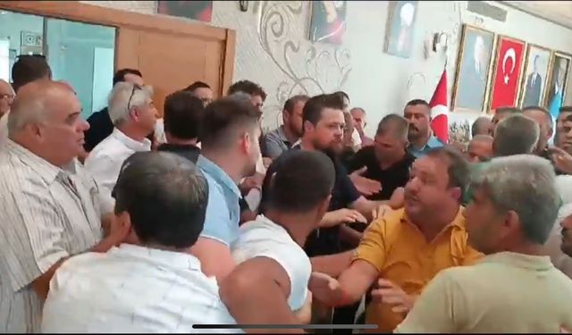 Antalya Aksu Belediye Meclisi Toplantısı'nda İYİ Partili ve AK Partili meclis üyeleri arasında yumruklu kavga