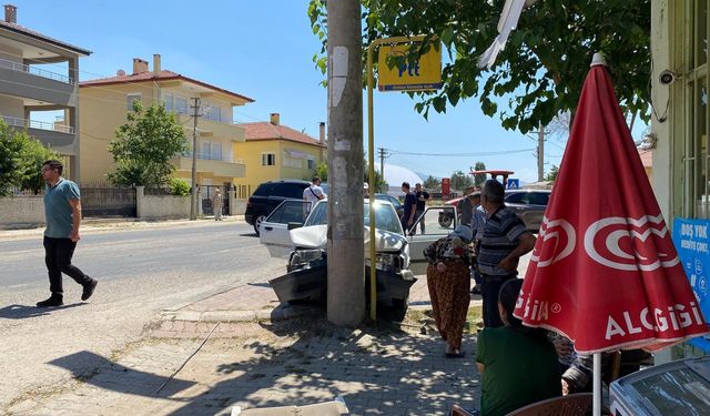 Isparta Yalvaç ilçesinde otomobil elektrik direğine çarptı: 1 ölü, 3 yaralı