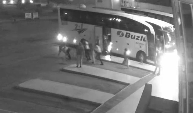 Burdur Otogarı'nda muavin tartıştığı yolculara çekiçle saldırdı