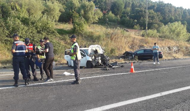 Yalova - Armutlu karayolunda feci kaza: 2 ölü, 5 yaralı! Kazayı görünce direksiyonu kırdı...