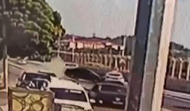 İzmir Gaziemir ilçesinde kontrolden çıkan otomobil polis aracına çarptı: 3’ü polis 5 yaralı