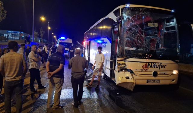 Manisa Turgutlu ilçesinde yolcu otobüsü TIR'a arkadan çarptı: 3 yaralı
