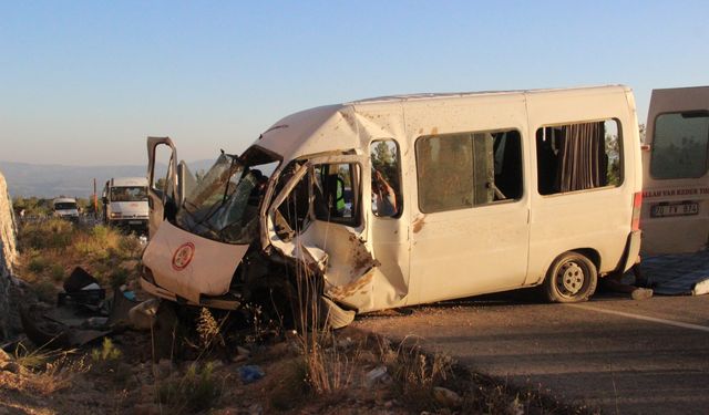 Mersin Mut ilçesinde tarım işçilerini taşıyan minibüs kaza yaptı: 1 ölü, 13 yaralı