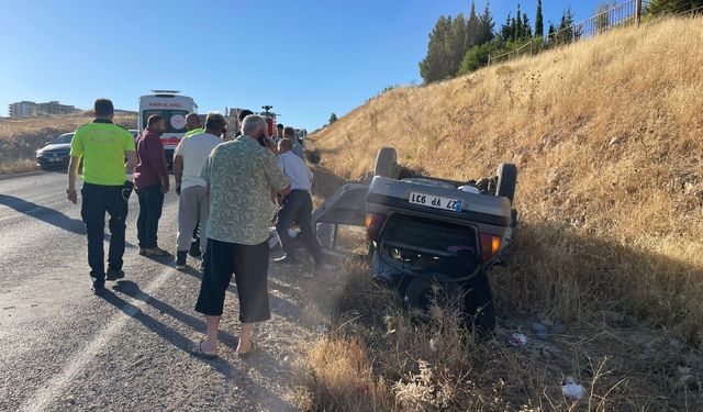 Adıyaman Besni ilçesinde kaza! Otomobil şarampole yuvarlandı: 1 ölü, 2 yaralı