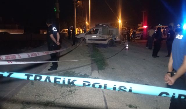 Konya'da kamyonet ile hafif ticari araç çarpıştı: 1 ölü, 3 yaralı