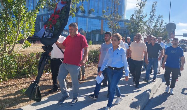 CHP Sultangazi’de tekrarlanan delege seçimini Mavi Liste adayı Poyraz CHP İl Başkanlığı'nda protesto etti
