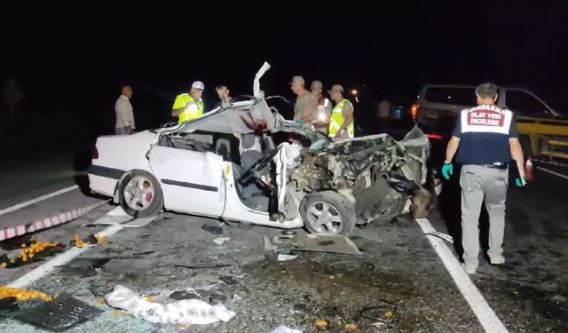 Van - Erciş karayolunda otomobil traktöre çarptı: 1 ölü, 3 yaralı