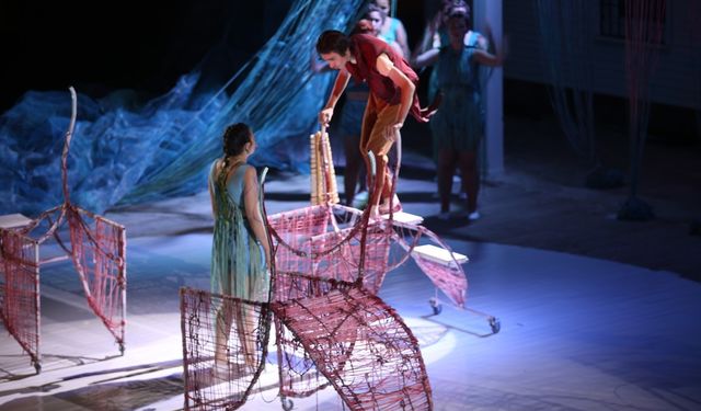 Nilüfer Gençlik Tiyatrosu ‘Euridike’ isimli ilk oyunlarında yıldızlaştı