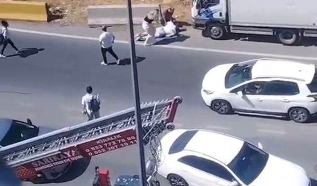 Kağıthane’de trafik kavgası! Önce kadına yumruk attı sonra adamı tek yumrukla yere serdi