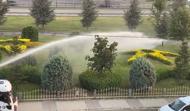 Bursa'da çocuklar kavurucu sıcaklara karşı çareyi böyle buldu