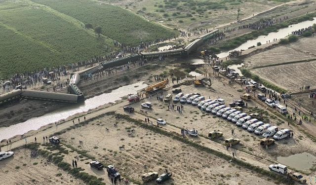 Pakistan’da tren raydan çıktı: 30 ölü