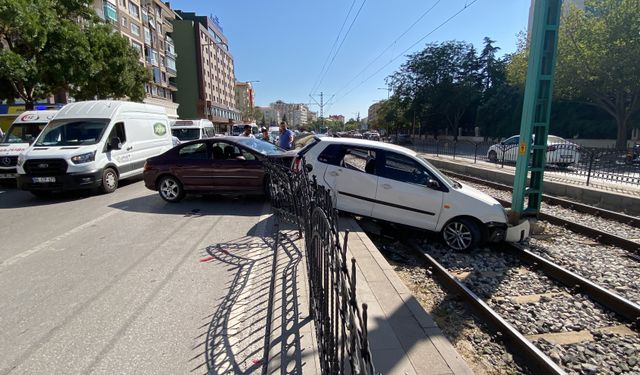 Kaza yapan 2 otomobilden biri tramvay yoluna düştü