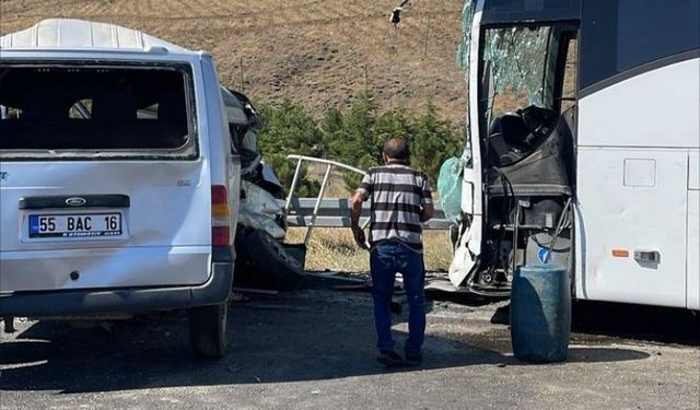 Niğde Çamardı ilçesinde yolcu otobüsü minibüsle çarpıştı: 1 ölü, 7 yaralı