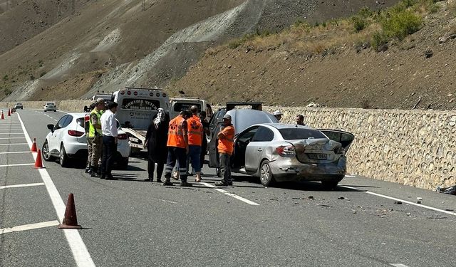 Erzincan’da otomobil park halindeki iki araca çarptı! Ölü ve yaralılar var